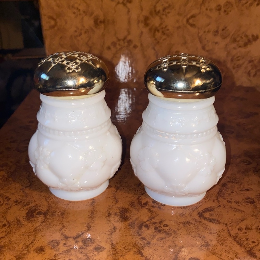 Vintage 2 AVON MOONWIND POWDER SACHET WHITE Collectible Milk shaker 1.25 oz